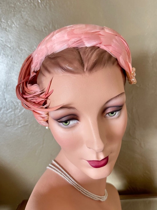 RENOIR - ARNOLD CONSTABLE BLOCK Accessories - ELEGANT 1950s' PINK FEATHER COCKTAIL HAT WITH BEADED JEWEL